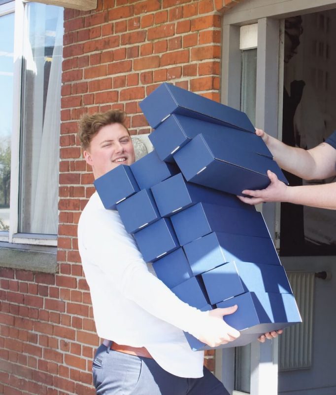 Få en dropshippingaftale om plakater med os og lad os håndtere dine pakker
